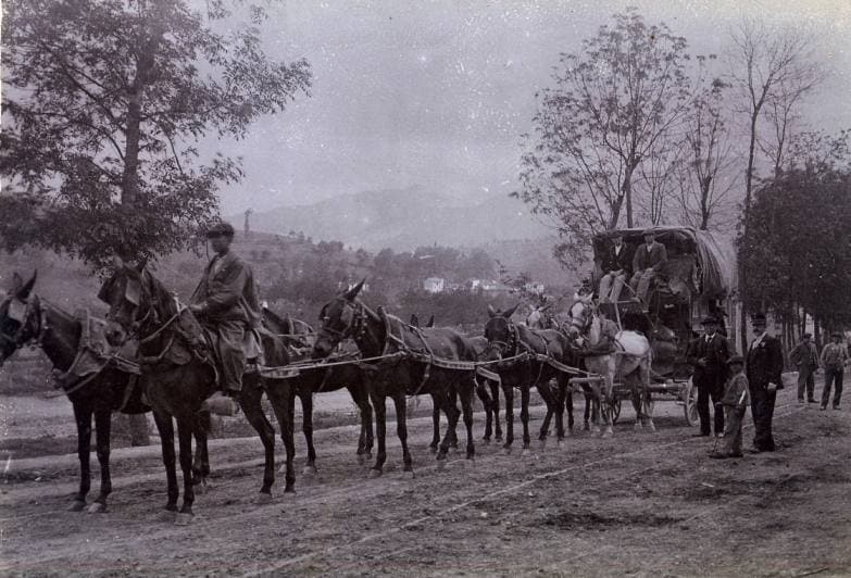 Realizamos un periplo por una Asturias rural, en imágenes que conforman un insólito documento de un mundo ya perdido y casi desconocido. Visitamos pueblos, tabernas, mercados... Una visión original y en muchos casos, absolutamente desconocida del Principado en donde comprobamos las transformaciones que se han producido en las condiciones de vida del campo asturiano