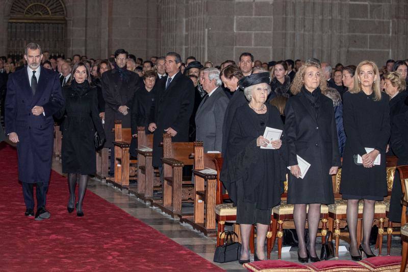 La Familia Real, acompañada de amigos y políticos, acudió al funeral de la infanta Pilar de Borbón, que falleció el pasado 8 de enero a los 83 años. 