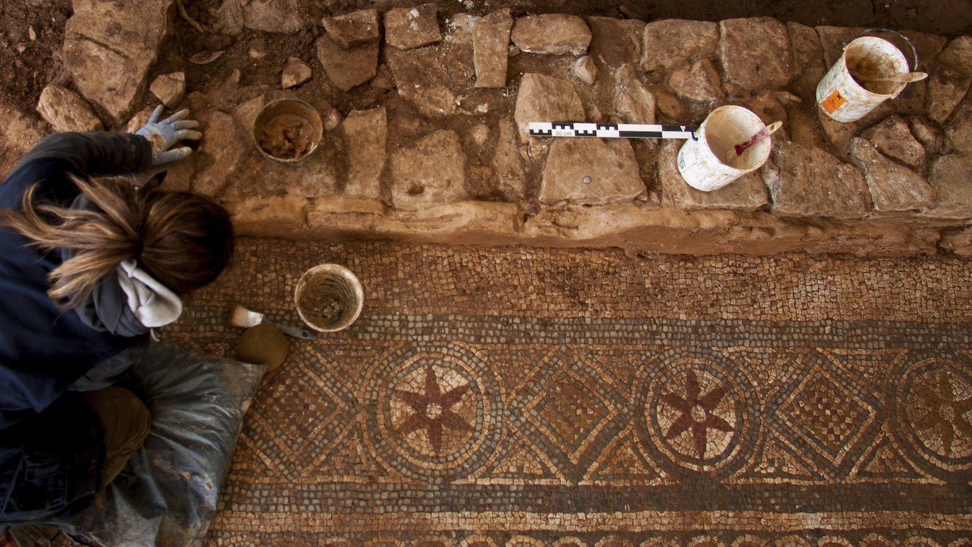 El informe arqueológico de la villa de La Estaca confirma que cuenta con el mayor y más rico repertorio decorativo de todas las casas romanas documentadas en la región