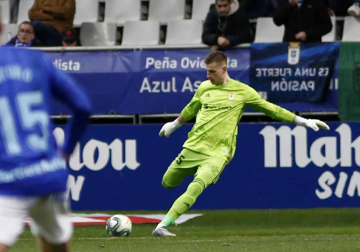 Lunin saca de puerta durante el último partido disputado en el Carlos Tartiere.