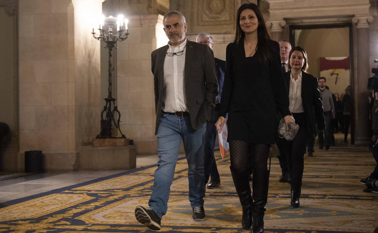 El diputado de Ciudadanos Carlos Carrizosa (izda) y la portavoz del partido en el Parlamento catalán, Lorena Roldán, a su llegada este martes a la cámara autonómica.