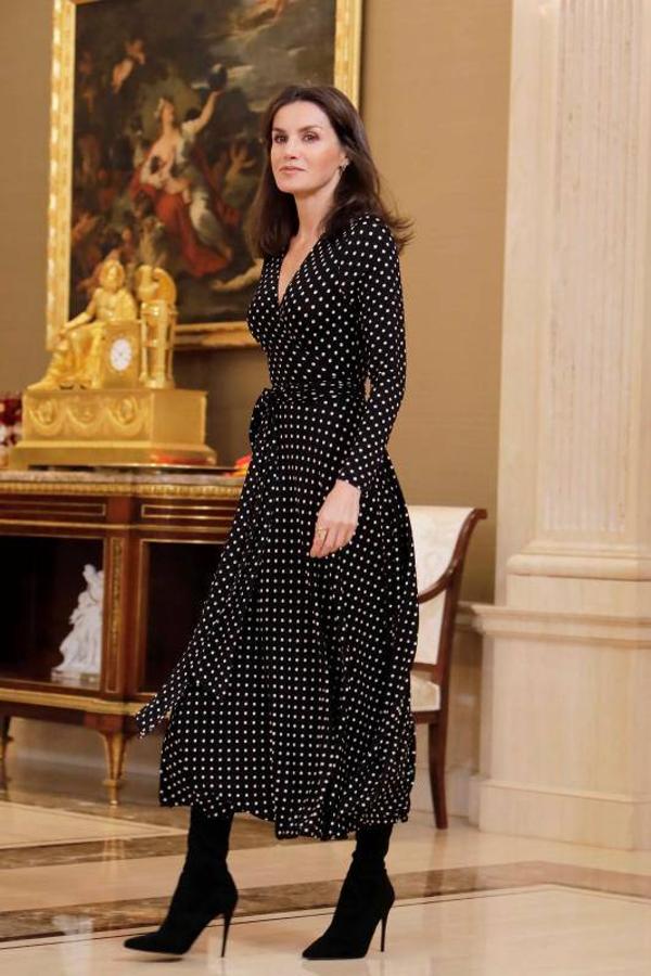 Fotos: Letizia estrena vestido de lunares