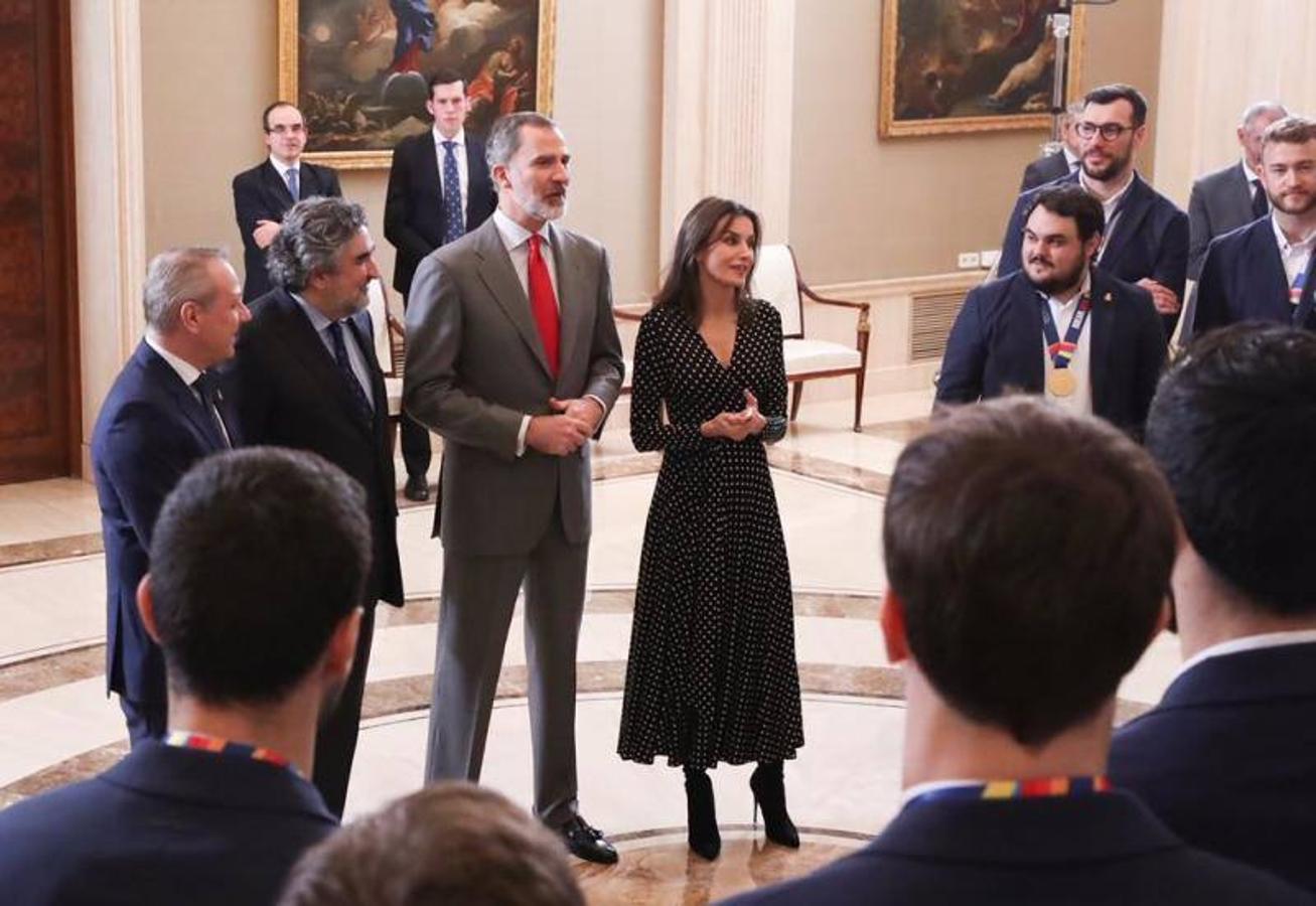 Fotos: Letizia estrena vestido de lunares