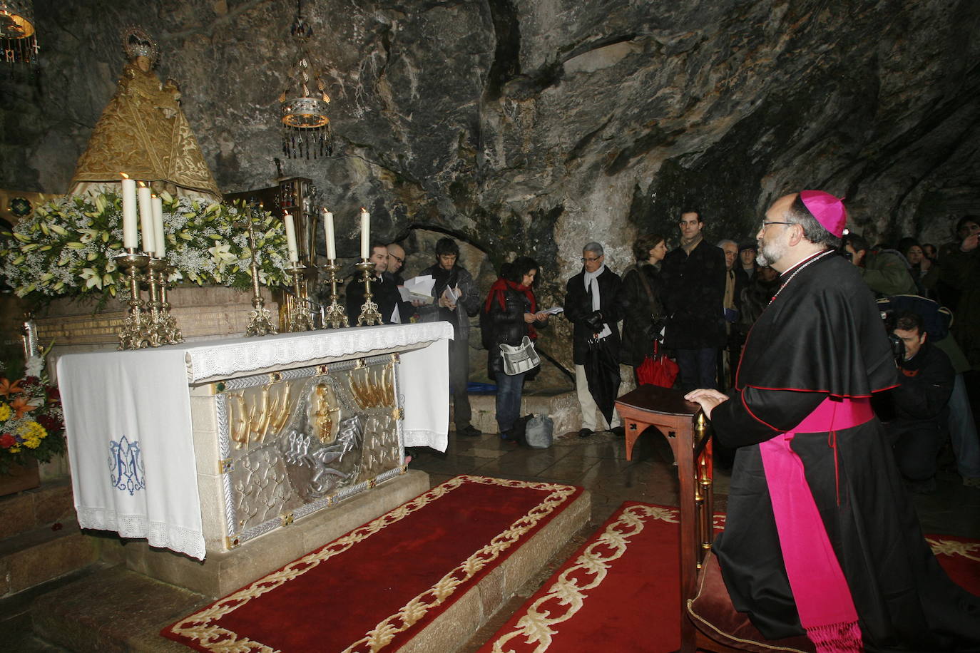 El arzobispo rezó ante la imagen de la Santina en la cueva (31 de enero de 2010).