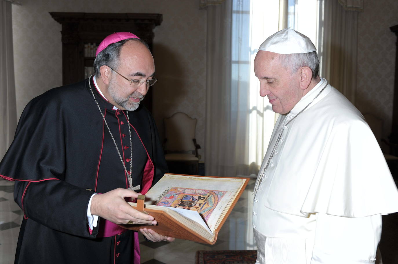 El papa Francisco recibe al arzobispo de Oviedo (03/03/2014). 