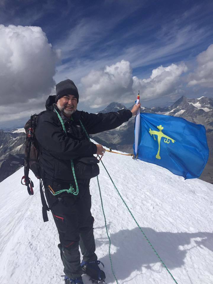 El arzobispo, con la bandera de Asturias en la cima del Breithorn, en los Alpes suizos (25/08/2017) 