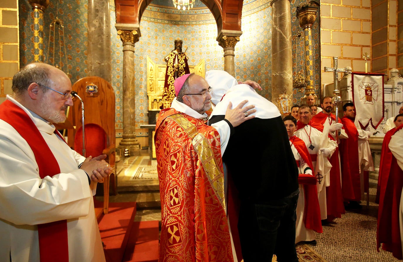  El arzobispo de Oviedo libera a un preso en la procesión de Jesús Cautivo el Jueves Santo en la iglesia de San Juan (18/04/2019)