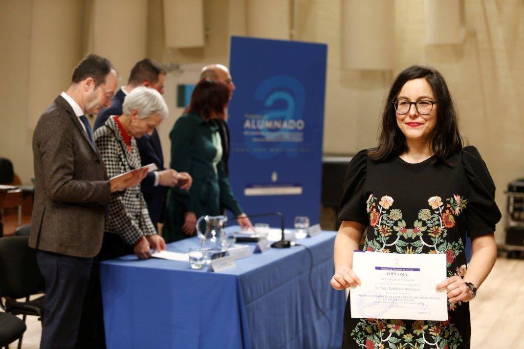 Casi medio centenae de estudiantes de Secundaria y Formación Profesional de Asturias recogieron este jueves los Premios al Alumnado que otorga el Principado. 