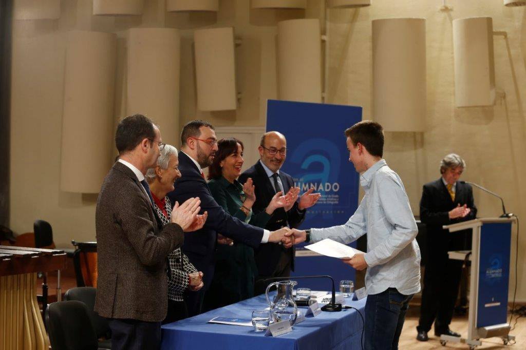 Casi medio centenae de estudiantes de Secundaria y Formación Profesional de Asturias recogieron este jueves los Premios al Alumnado que otorga el Principado. 