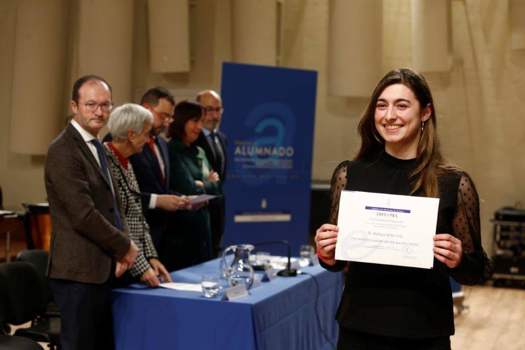 Casi medio centenae de estudiantes de Secundaria y Formación Profesional de Asturias recogieron este jueves los Premios al Alumnado que otorga el Principado. 