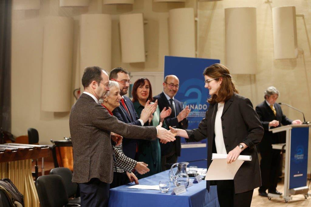 Casi medio centenae de estudiantes de Secundaria y Formación Profesional de Asturias recogieron este jueves los Premios al Alumnado que otorga el Principado. 