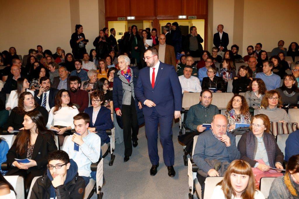 Casi medio centenae de estudiantes de Secundaria y Formación Profesional de Asturias recogieron este jueves los Premios al Alumnado que otorga el Principado. 