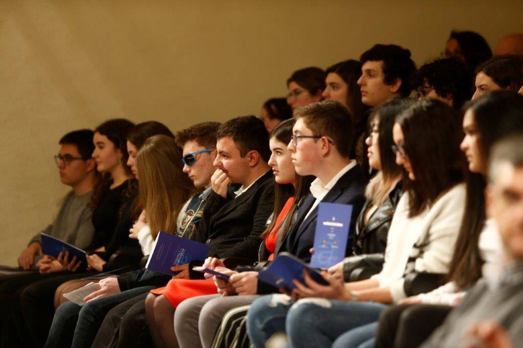 Casi medio centenae de estudiantes de Secundaria y Formación Profesional de Asturias recogieron este jueves los Premios al Alumnado que otorga el Principado. 