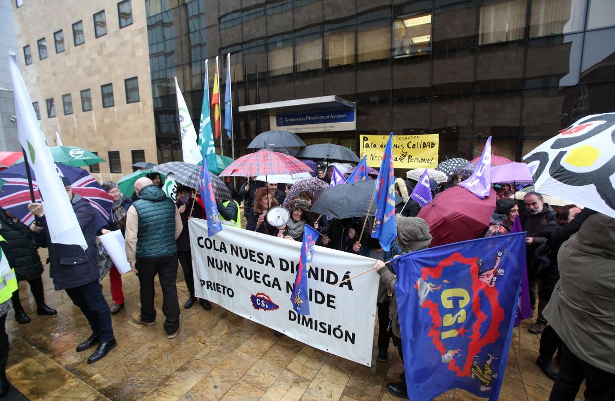 Trabajadores del ERA, ante la Consejería de Derechos Sociales. 