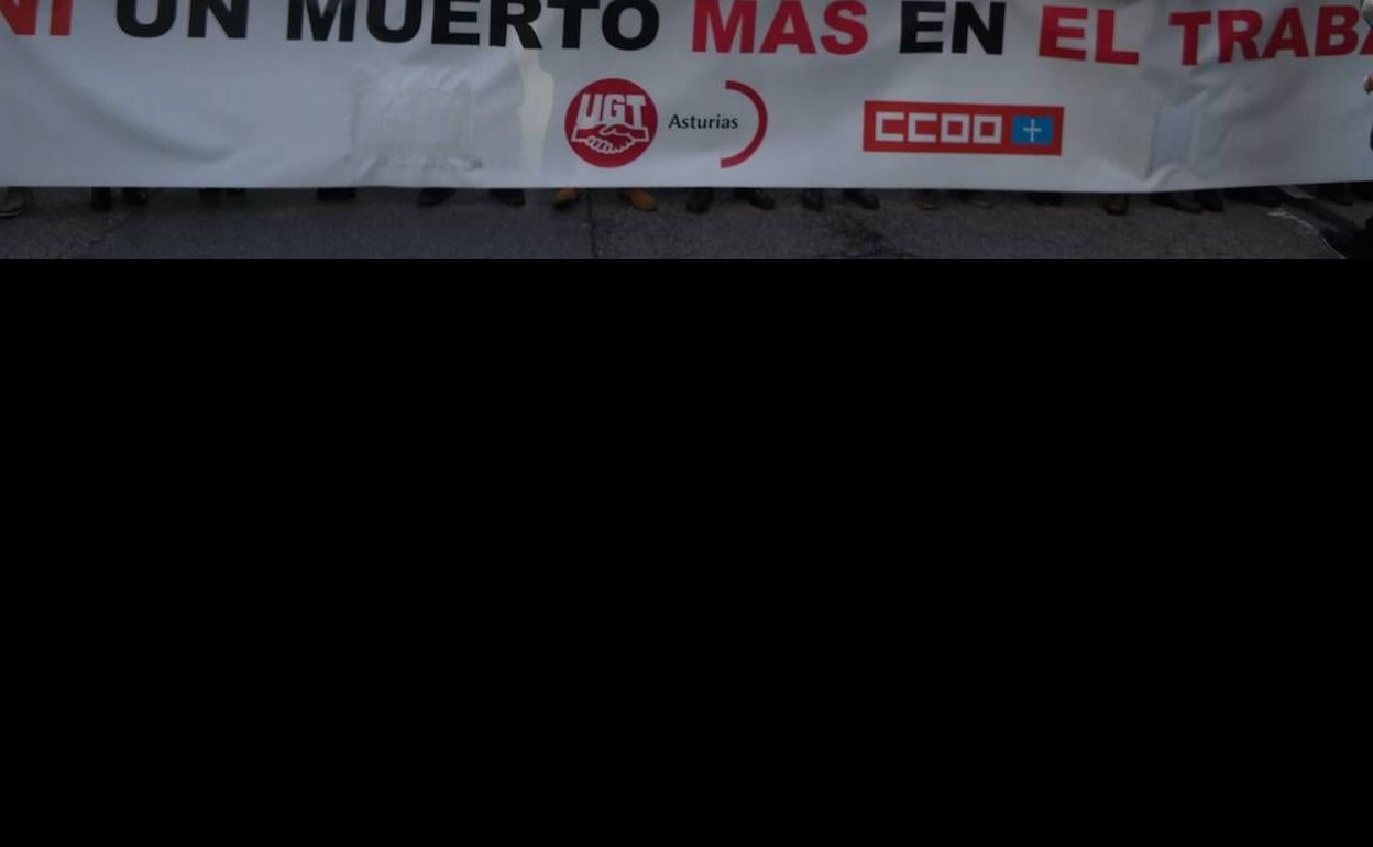 Concentración contra la siniestralidad celebrada esta mañana en Oviedo