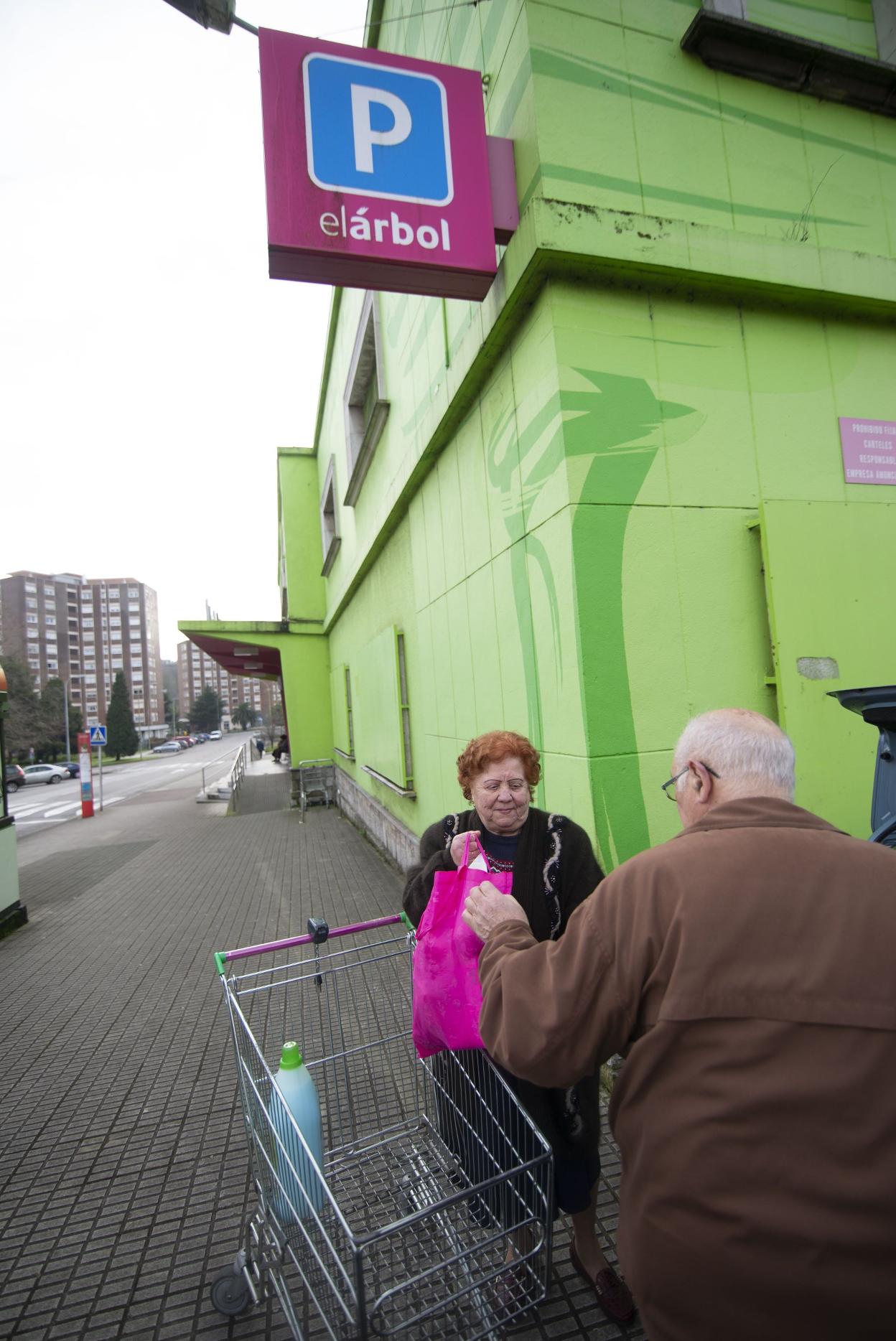 Dos clientes de El Árbol de Llaranes, la pasada semana. 
