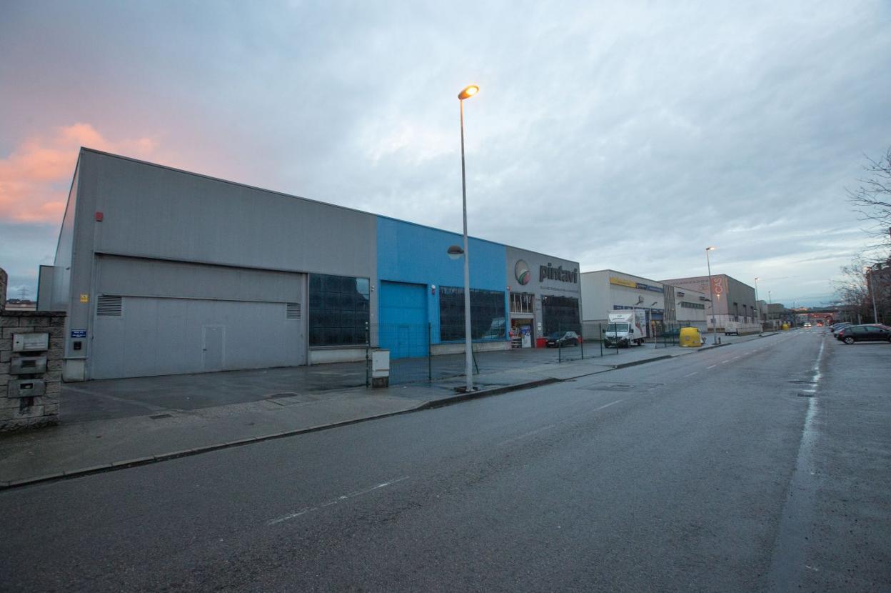 las futuras cocheras de Robles estarán en una nave en la avenida del Zinc. 