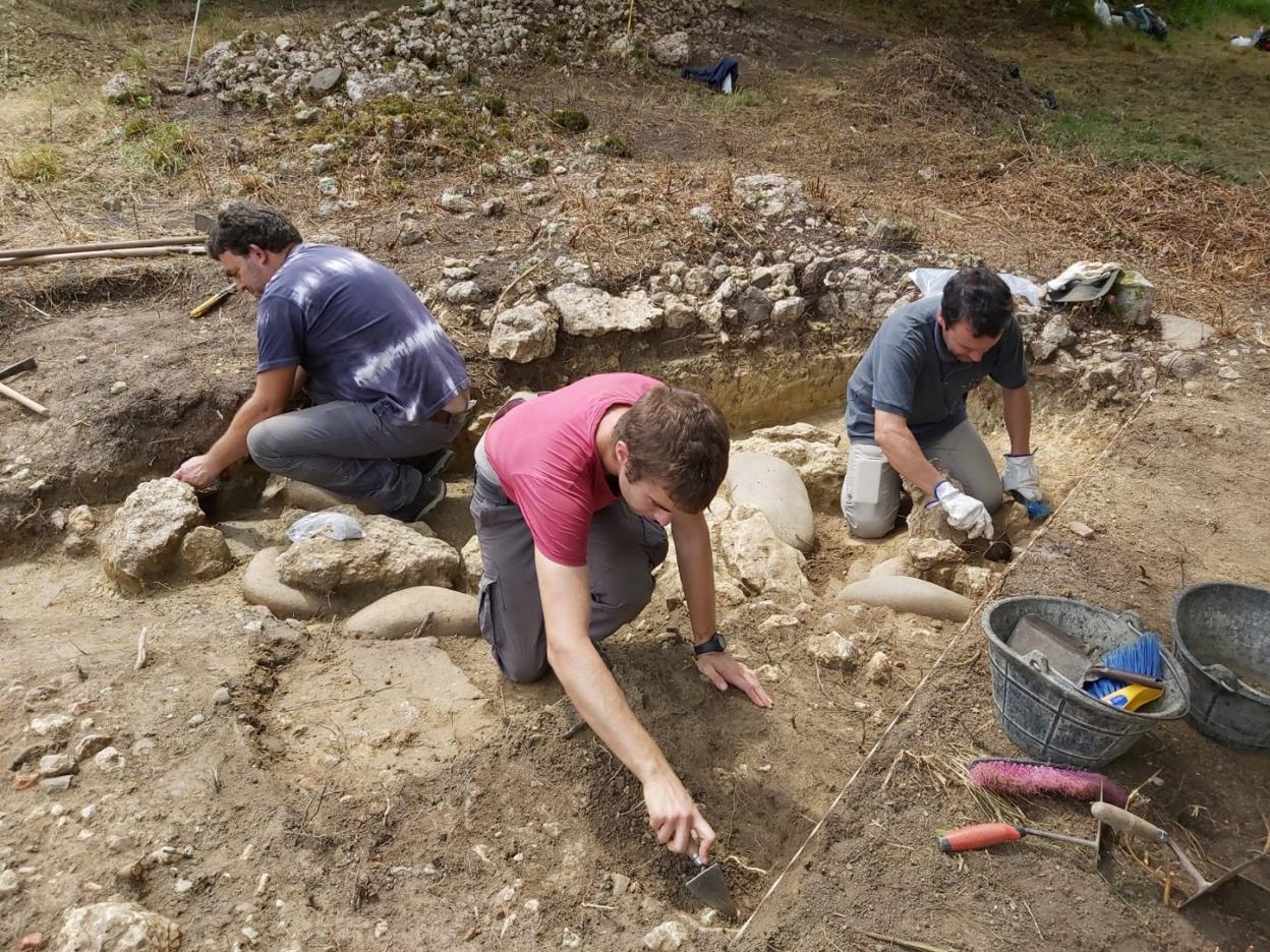 Los investigadores realizan trabajo de campo en el castro. 
