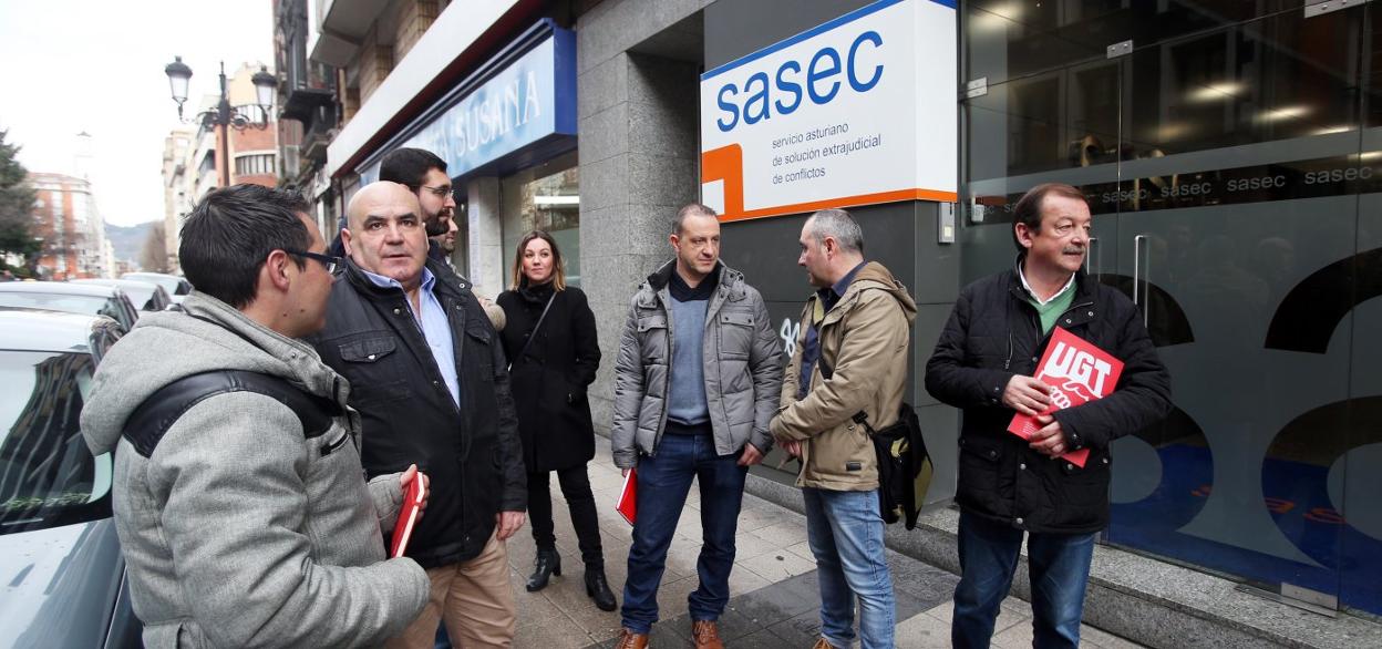 Los trabajadores de Expal, en la sede del Sasec, momentos antes de reunirse con los responsables de la compañía. 