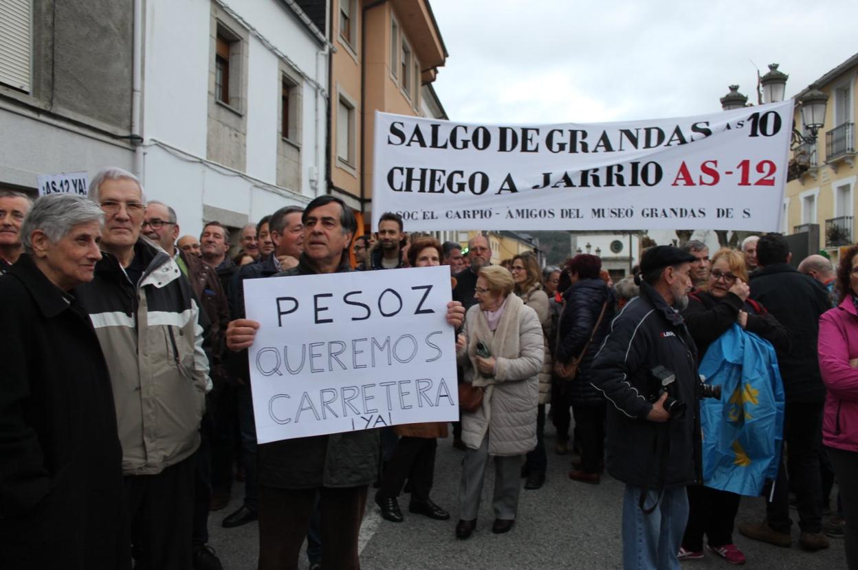 Pancartas y carteles de protesta, durante la concentración celebrada en Boal. 