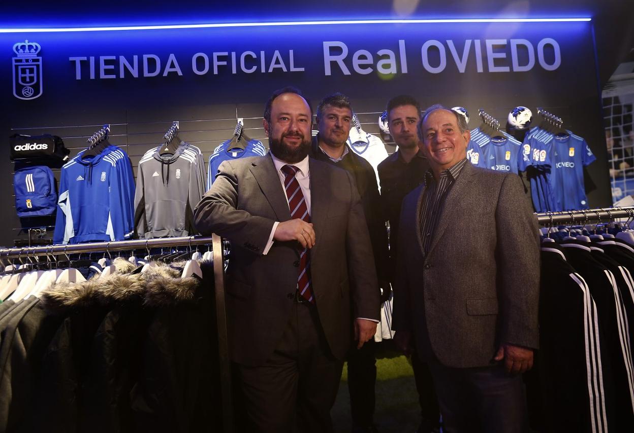 Jorge Menéndez Vallina y Federico González, en primer plano, con César Martín y un dependiente de la tienda, detrás. 