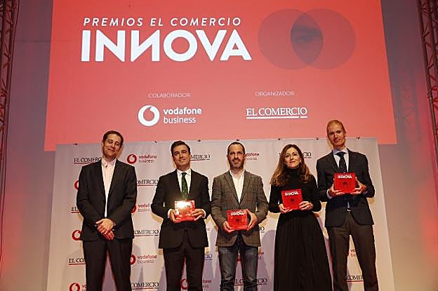 Carlos Alba, Alejandro Díaz, Ángel García, Paula Díaz-Caneja y José Armando Tellado, tras recibir los galardones. 