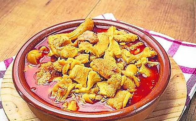 Nueve platos, nueve, dedicados al cerdo y sus derivados, regados con vino de Rioja. Incluye postre y cuesta 30 euros por persona, 15 para menores de 12 años. El menú se compone –no hace falta que se lo coman todo– de sopa de hígado, pote de berzas, boroña preñada, manos de cerdo, callos, lengua estofada, boronzu fritu, picadillo y lomo.