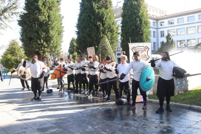 Oviedo acogió este sábado una exhibición de esgrima antigua que sirvió como clausura a la exposición de uniformes militares de la Delegación de Defensa