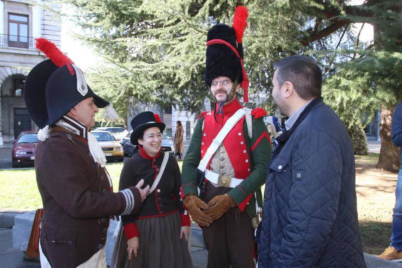 Oviedo acogió este sábado una exhibición de esgrima antigua que sirvió como clausura a la exposición de uniformes militares de la Delegación de Defensa