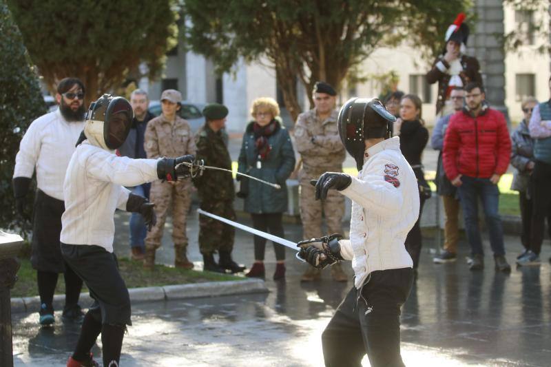 Oviedo acogió este sábado una exhibición de esgrima antigua que sirvió como clausura a la exposición de uniformes militares de la Delegación de Defensa