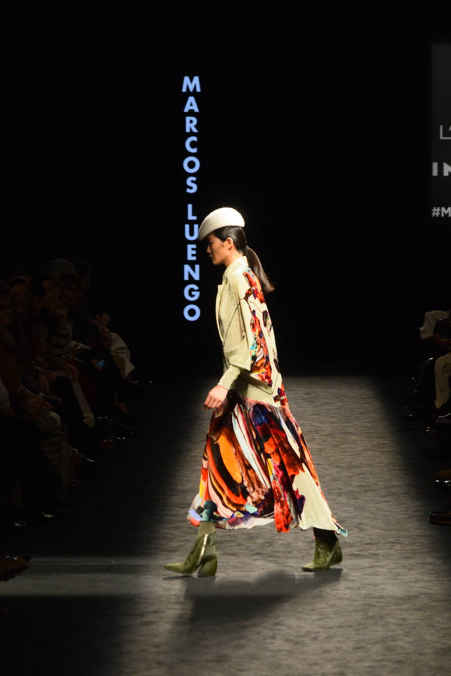 El diseñador asturiano expuso este sábado sus últimos trabajos en la pasarela de la Fashion Week Madrid, en donde predominaron sobre todo las sedas y terciopelos. 