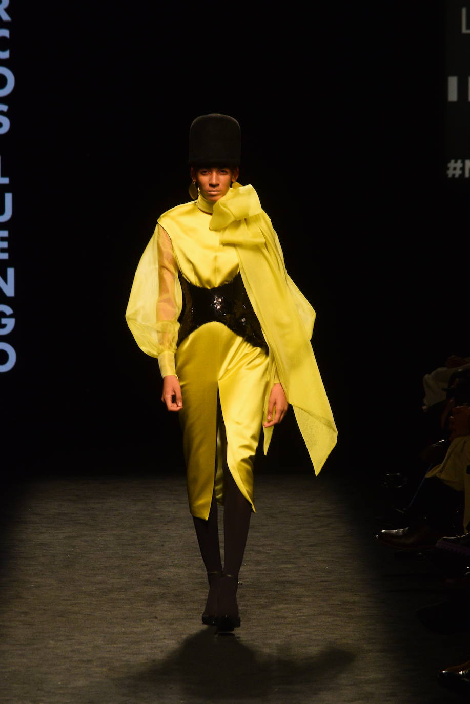 El diseñador asturiano expuso este sábado sus últimos trabajos en la pasarela de la Fashion Week Madrid, en donde predominaron sobre todo las sedas y terciopelos. 