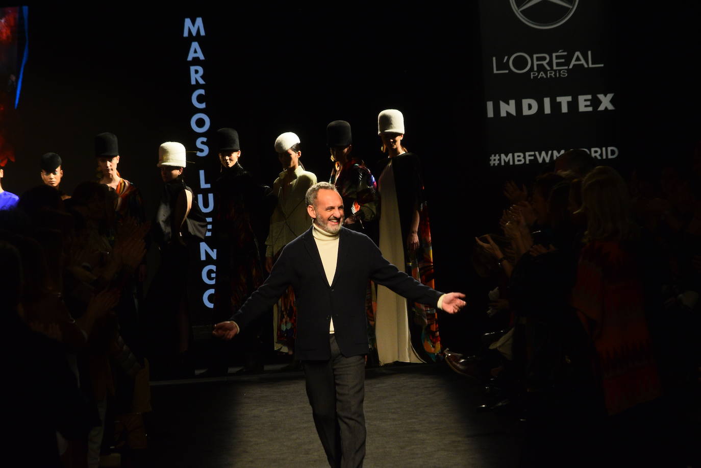 El diseñador asturiano expuso este sábado sus últimos trabajos en la pasarela de la Fashion Week Madrid, en donde predominaron sobre todo las sedas y terciopelos. 