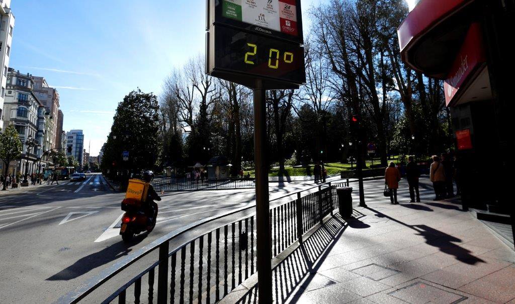 Un anticiclón sobre el norte de África es el responsable de este 'veranillo' que durará hasta el martes, según confirma la Aemet