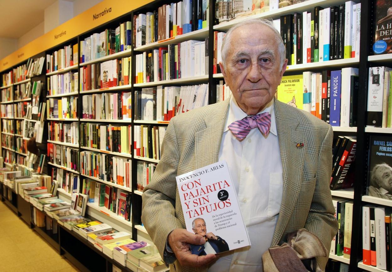 Inocencio Arias con su último libro 'Con pajarita y sin tapujo', en la librería Cervantes. 