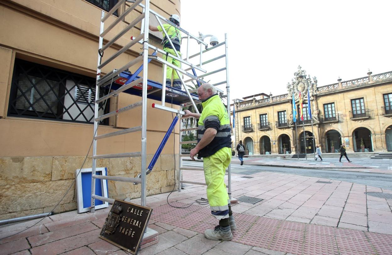 La placa de General Yagüe regresó ayer por la mañana a la esquina de la Comisaría del Cuerpo Nacional de Policía, sustituyendo a Juan Benito Argüelles. 