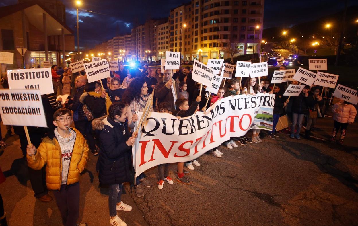 Las familias durante la manifestación celebrada ayer por la tarde. 