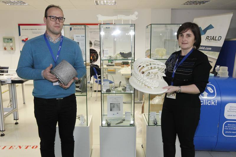 Antonio García y Paula Queipo con objetos impresos en 3D en Idonial.