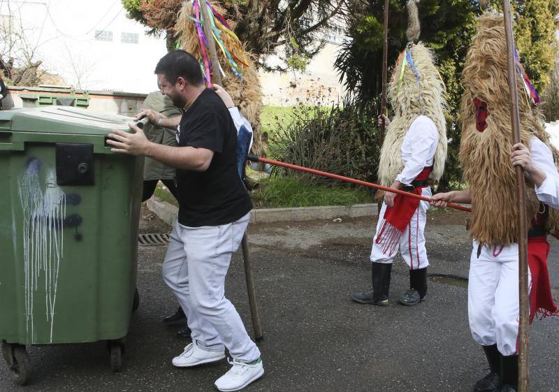 Esta fiesta fue una ocasión especial para reivindicar la asturiania y denunciar la situación de la región a través del humor 