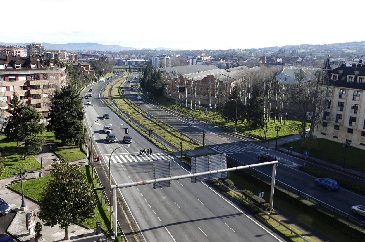 Panorámica de la entrada a Oviedo por la antigua A-66, con San Julián de los Prados al fondo y los pabellones de La Vega. 