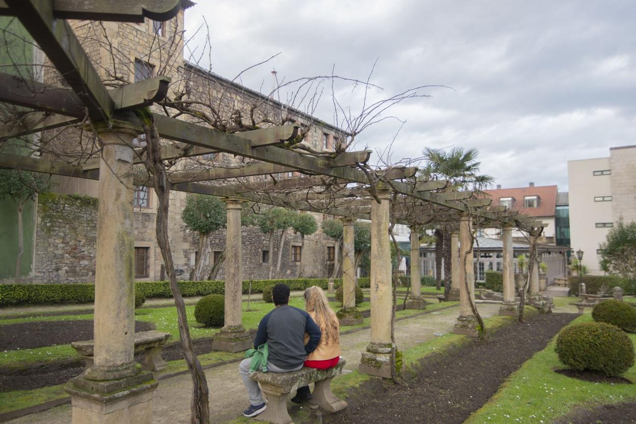 Las columnas y bancos del jardín francés del Ferrera ya se han roto y desconchado. 