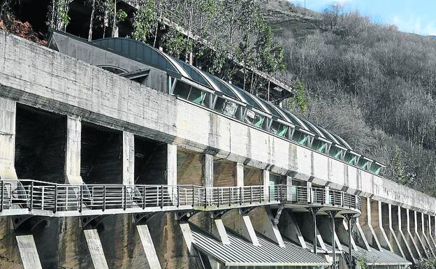 La Foz de Morcín. En él, se invirtió un millón de euros de fondos mineros con el objetivo de transformar las tolvas del carbón del pozo Monsacro en una moderna instalación para albergar ese centro expositivo. Desde 2006, año en que culminó la obra, permanece abandonado.