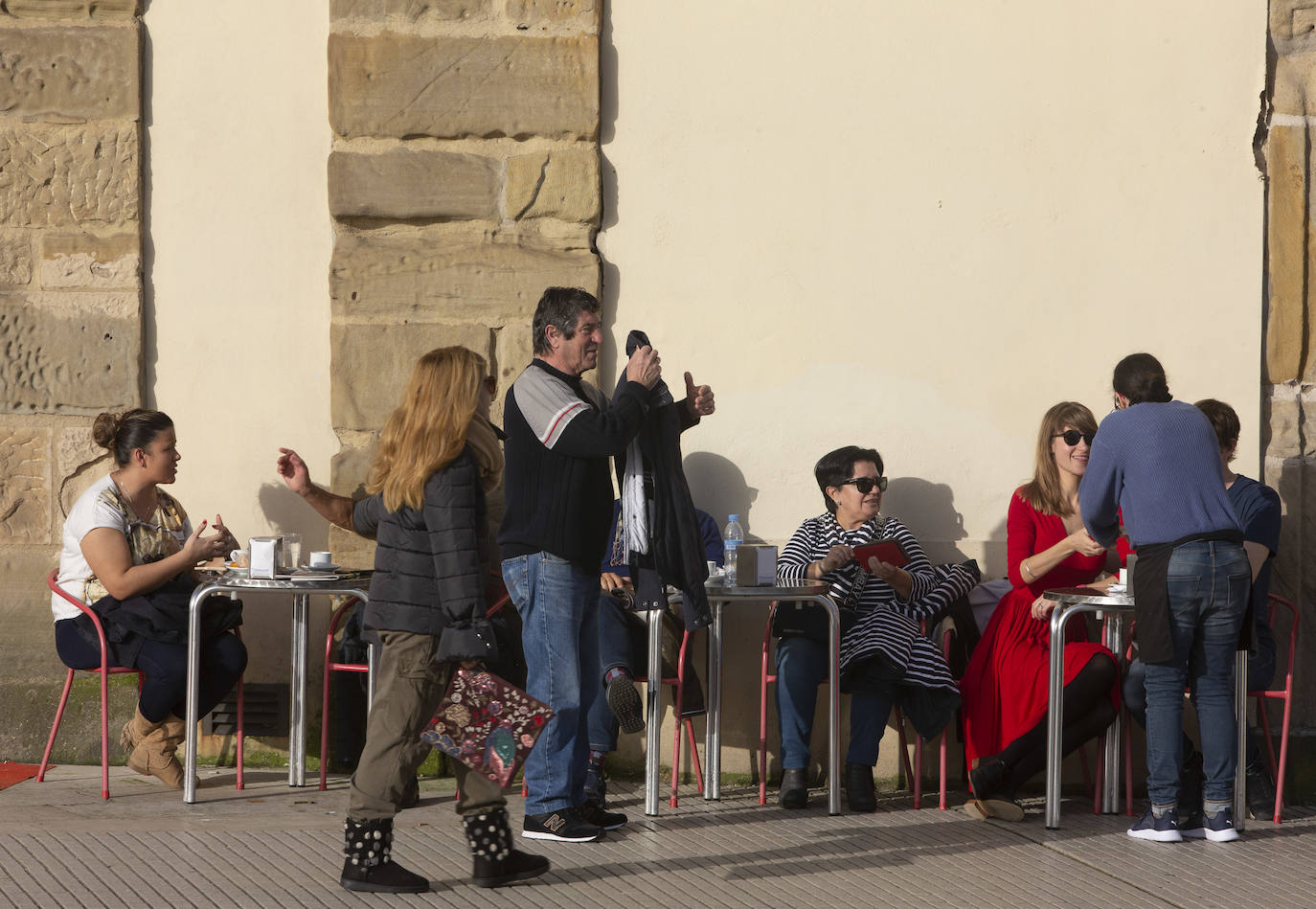 Los asturianos han disfrutado de unos días con temperaturas poco habituales en esta época del año, aunque los termómetros comenzarán a descender a partir del martes. 