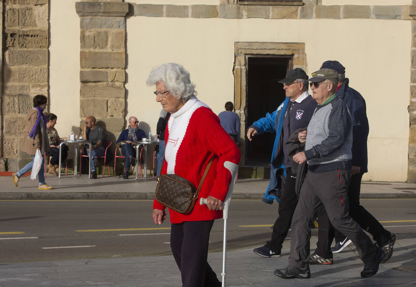 Los asturianos han disfrutado de unos días con temperaturas poco habituales en esta época del año, aunque los termómetros comenzarán a descender a partir del martes. 