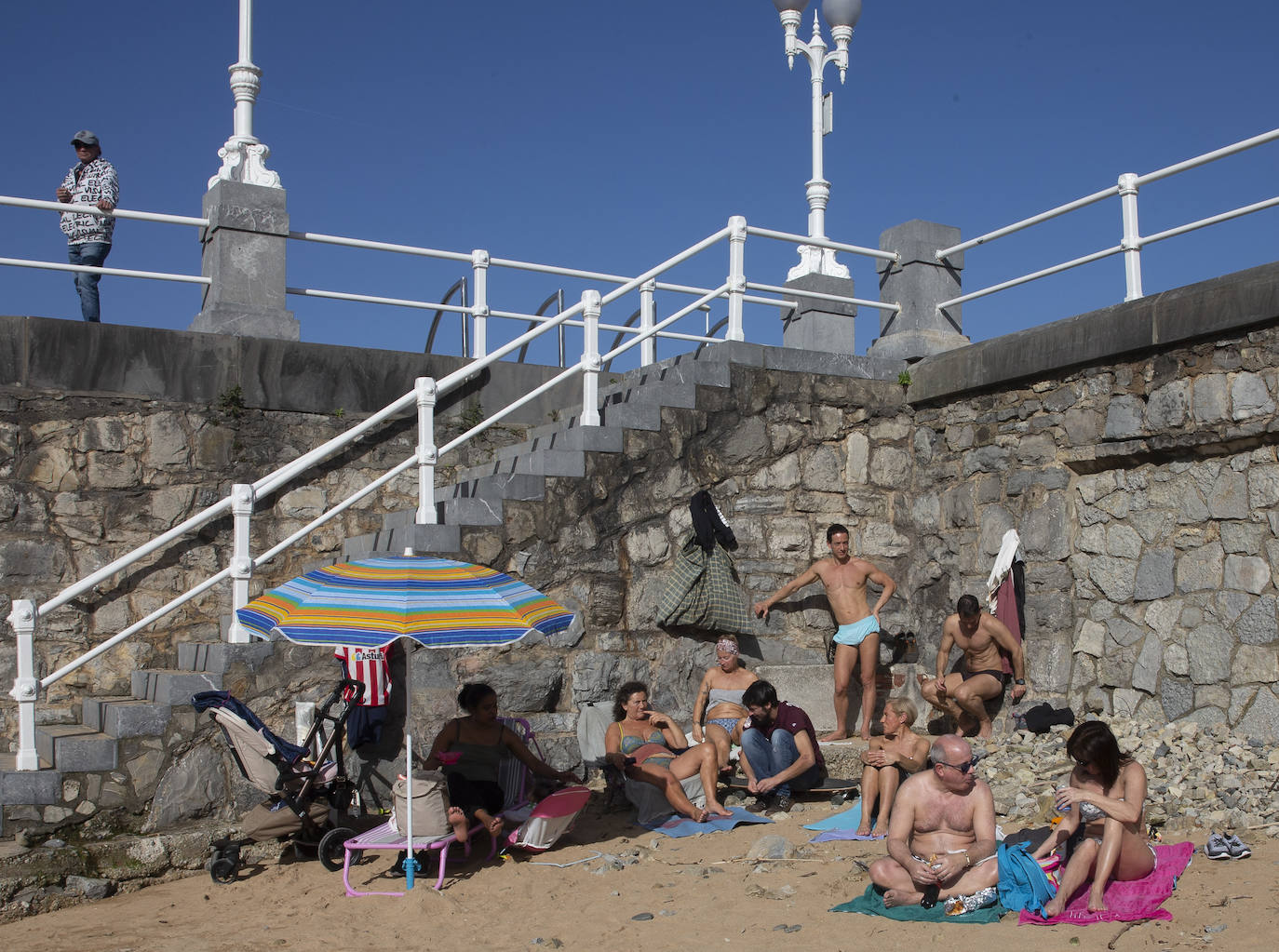 Los asturianos han disfrutado de unos días con temperaturas poco habituales en esta época del año, aunque los termómetros comenzarán a descender a partir del martes. 