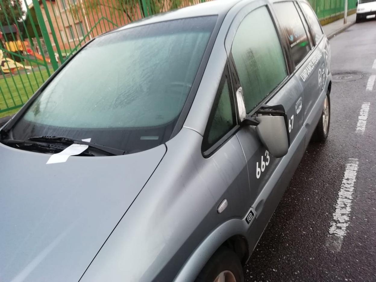 Desperfectos de uno de los coches, en la calle Poeta Ángel González. 
