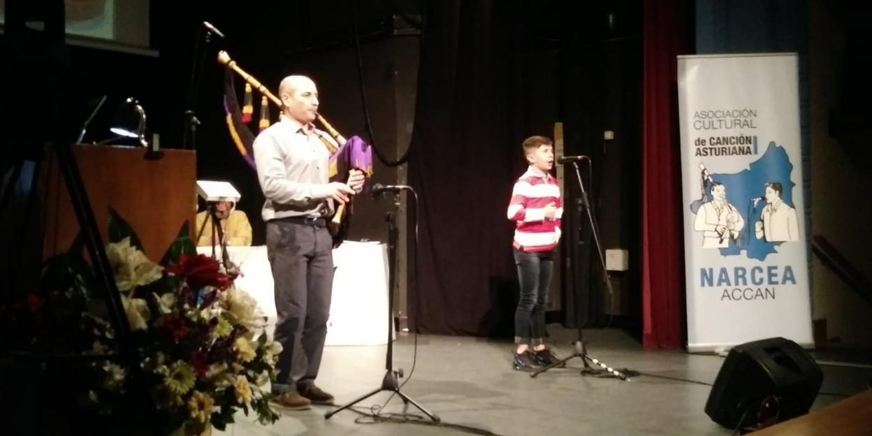 Rubén Álvarez, de Tolivia, junto al gaitero Ramón García. 