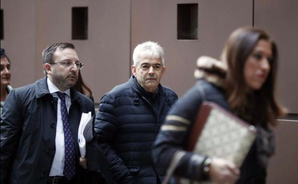 El alcalde de Somiedo Belarmino Fernández, antes de entrar en la Audiencia Provincial. 