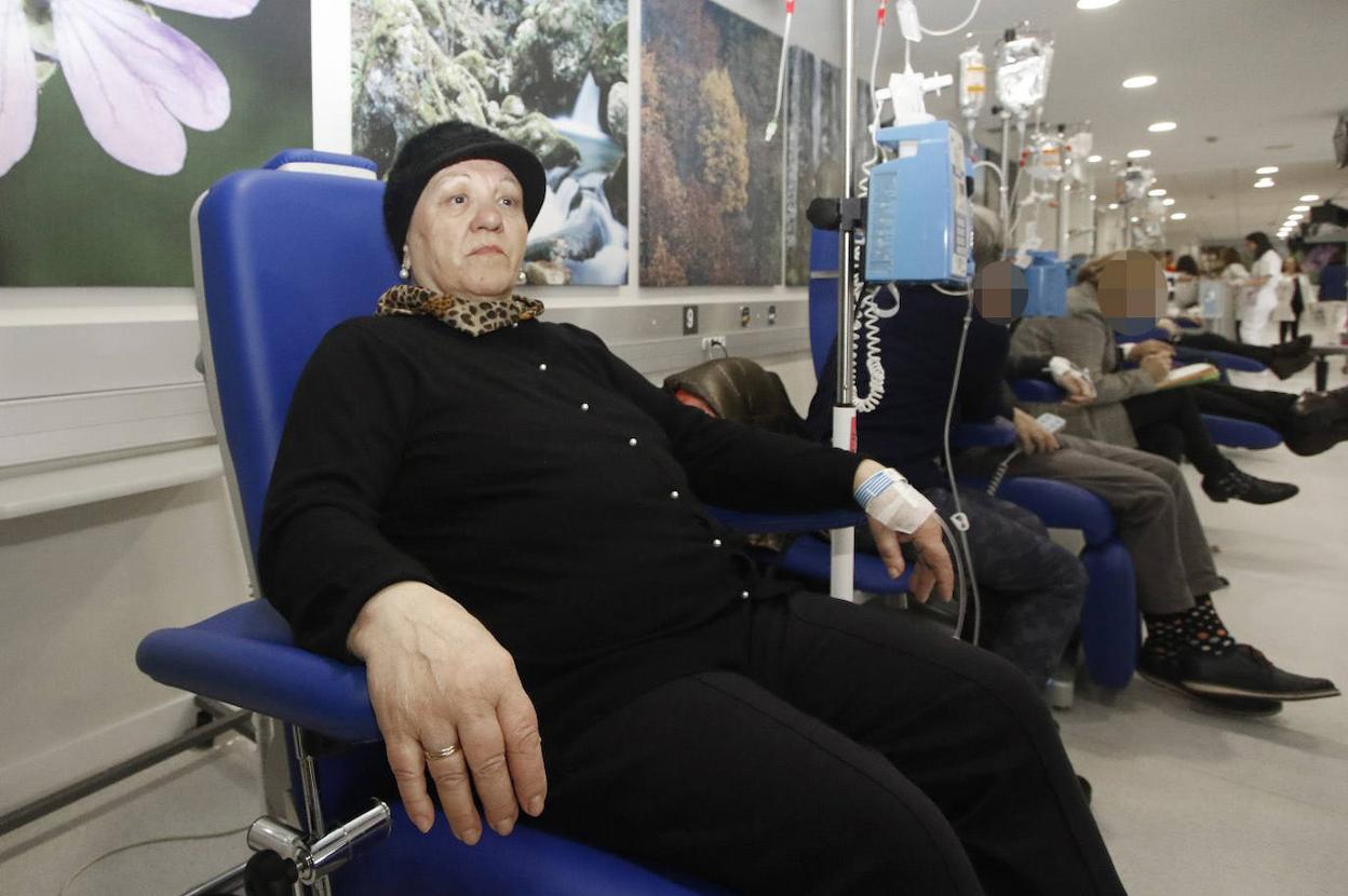 Carmen Loureiro, durante su tercera sesión de quimioterapia en el Hospital de Cabueñes. 