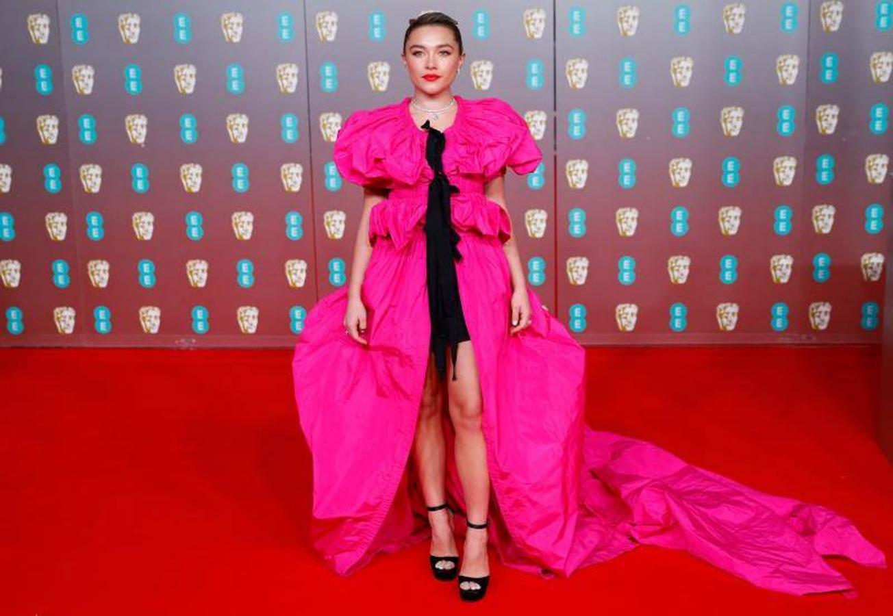 Florence Pugh sorprendió con capa en fucsia y vestido en color negro de Dries Van Noten.